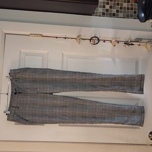 Slim Fit pants in a stand-out houndstooth pattern. Size 28 polyester blend.